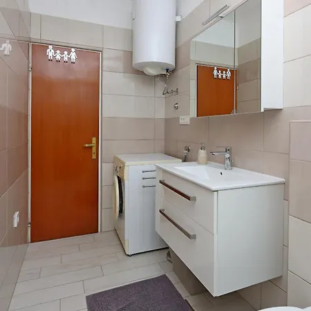 With Parking Space Palit, Rab - 24073 Appartamento *