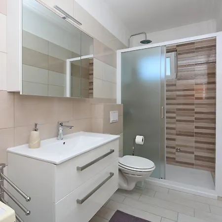 With Parking Space Palit, Rab - 24073 Appartamento *